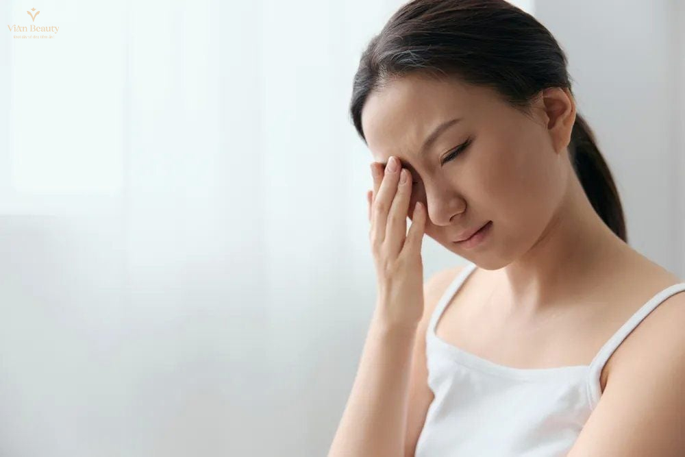 Tránh Trang Điểm, Dụi Mắt, Đeo Lens Trong Thời Gian Đầu